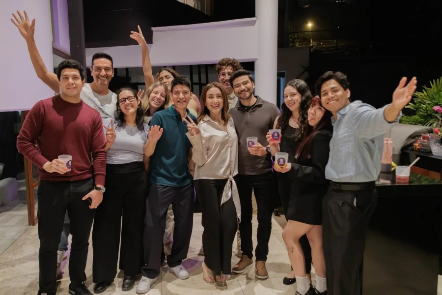 Foto de grupo de invitados y equipo de TOTEM al cierre del workshop
