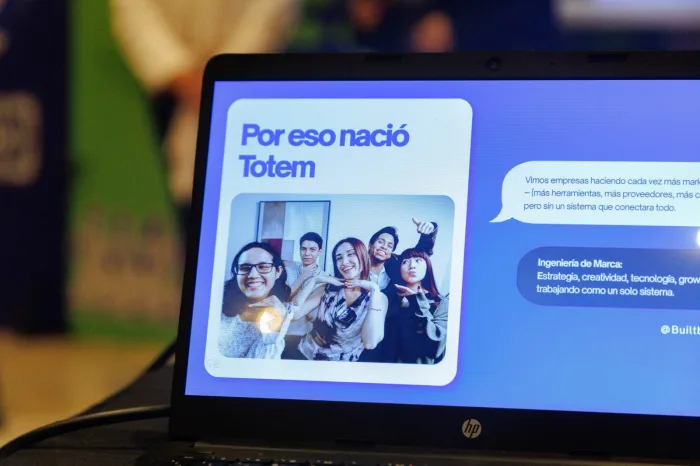 Diapositiva «Por eso nació Totem» en la laptop durante el workshop