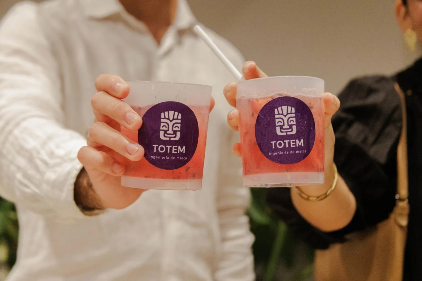 Brindis con los vasos de TOTEM al final del workshop