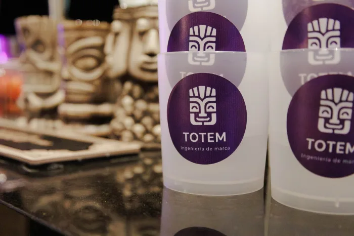 Invitados y equipo de TOTEM en el workshop De hacer marketing a crear marcas