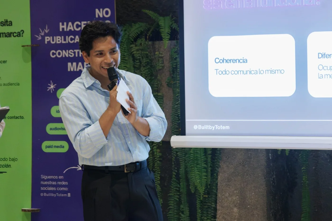 Expositor de TOTEM explicando la diapositiva «Coherencia: todo comunica lo mismo»