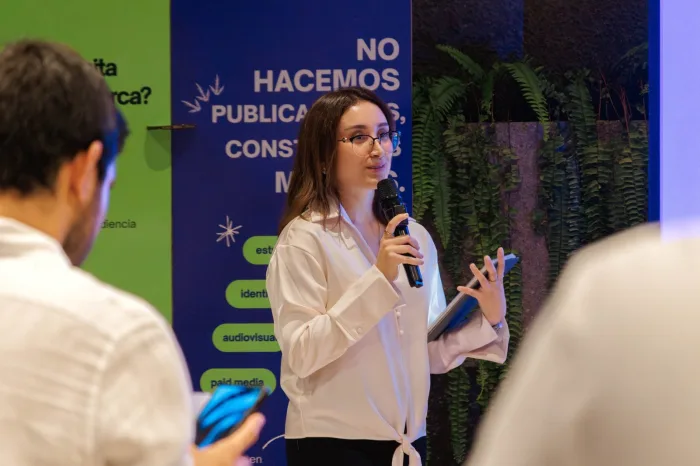 Invitados y equipo de TOTEM en el workshop De hacer marketing a crear marcas
