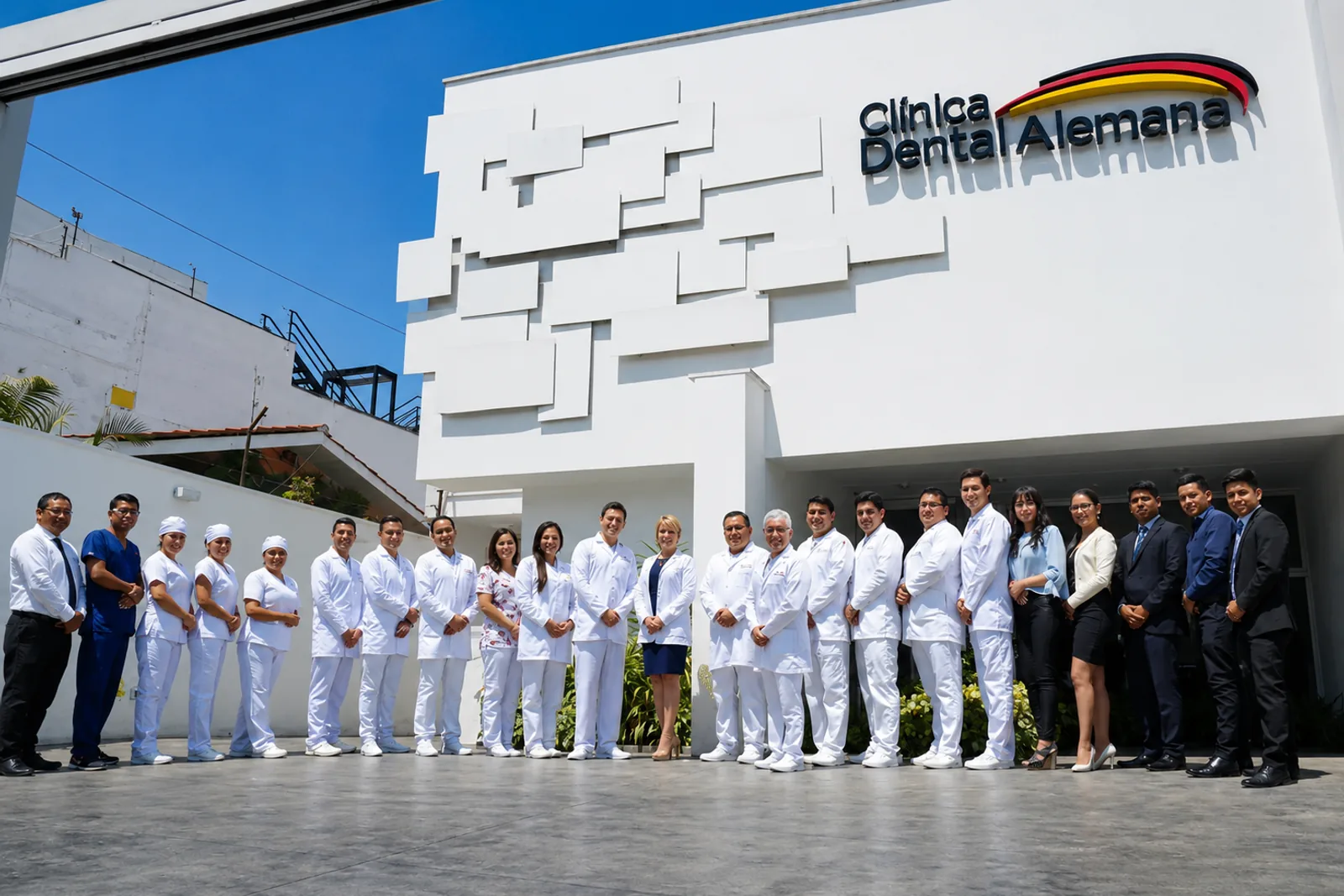 Equipo de Clínica Dental Alemana frente a su sede en Chacarilla