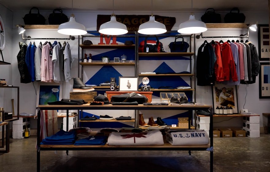 Interior de tienda de ropa con exhibición. Branding para retail