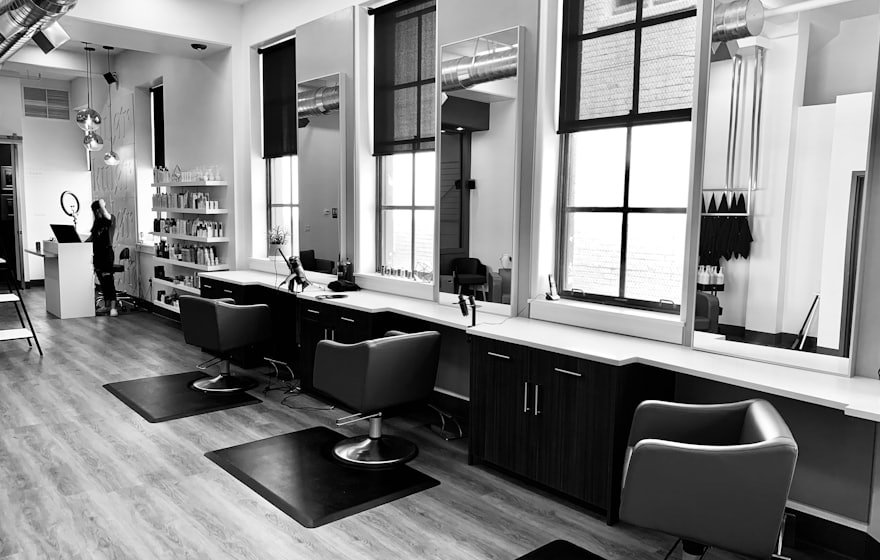 Salón de belleza con estaciones de peluquería. Branding para el sector belleza