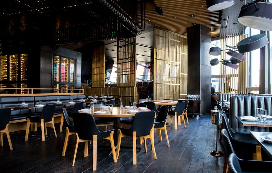 Salón de restaurante montado. Branding para gastronomía