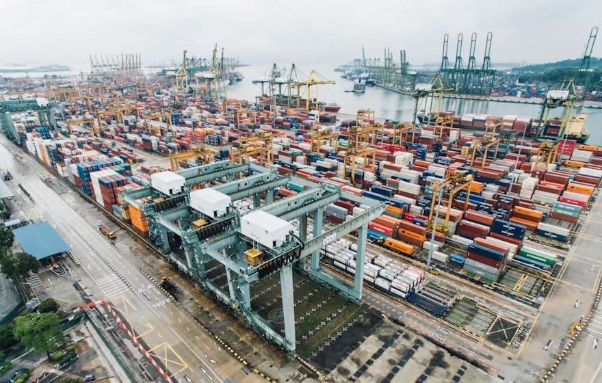 Puerto de carga con contenedores apilados. Branding para empresas exportadoras