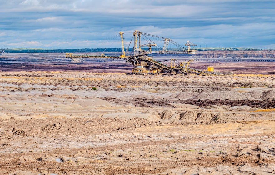 Excavadora de rueda de cangilones en mina a cielo abierto. Branding para minería